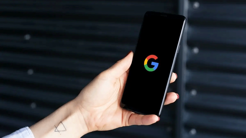 Smartphone en cours de redémarrage, écran allumé pendant la phase de démarrage du système