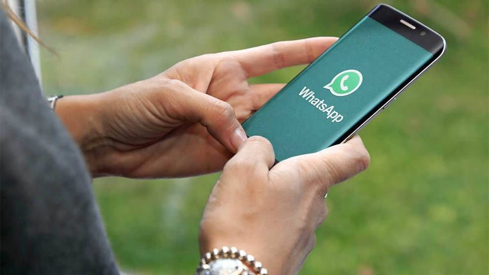Application de messagerie WhatsApp ouverte sur l'écran d'un smartphone